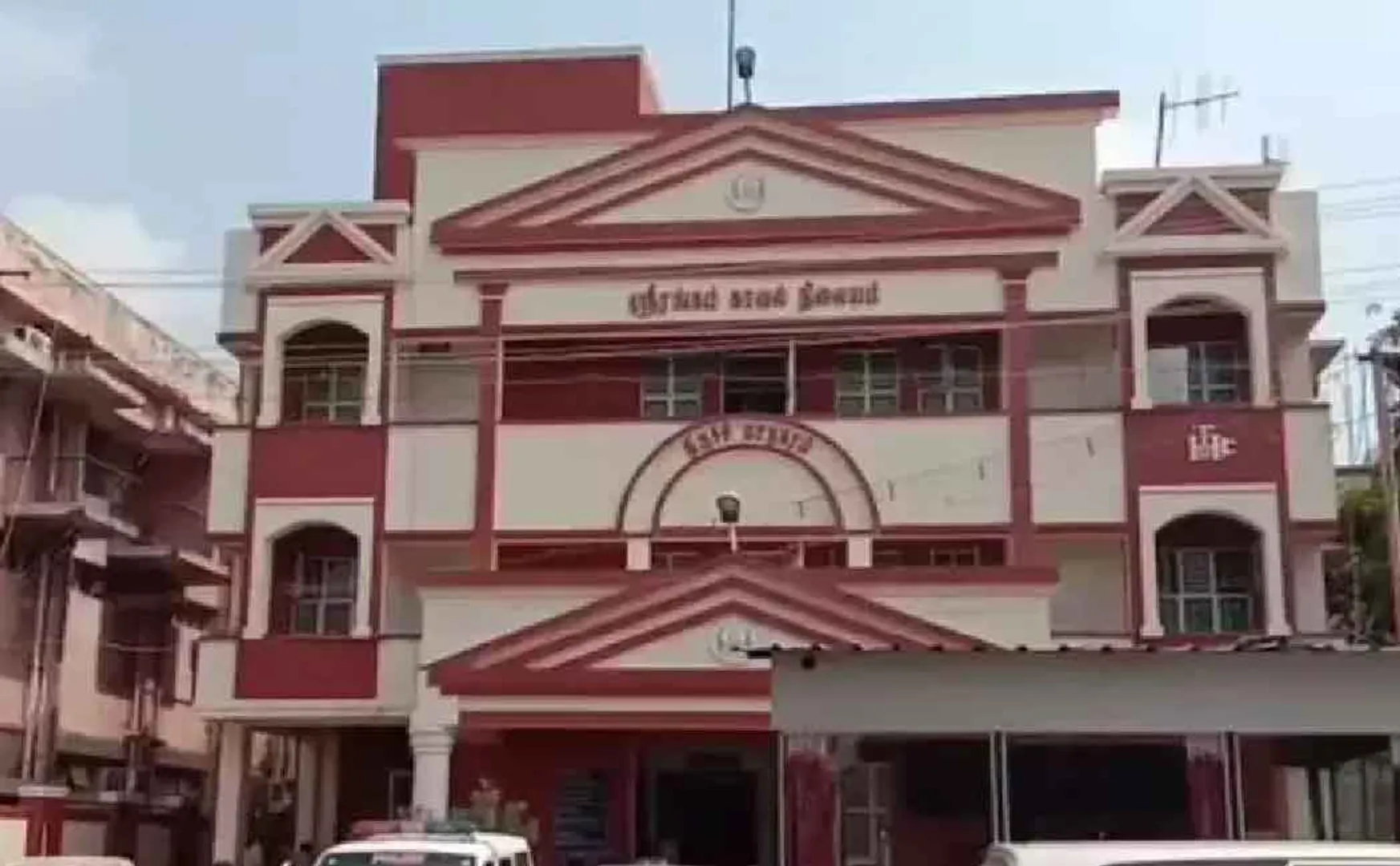Woman demanding justice in Srirangam police station 