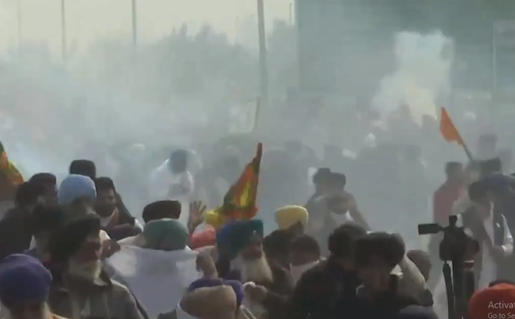 Excitement due to tear gas shelling on Farmers who started the rally in delhi