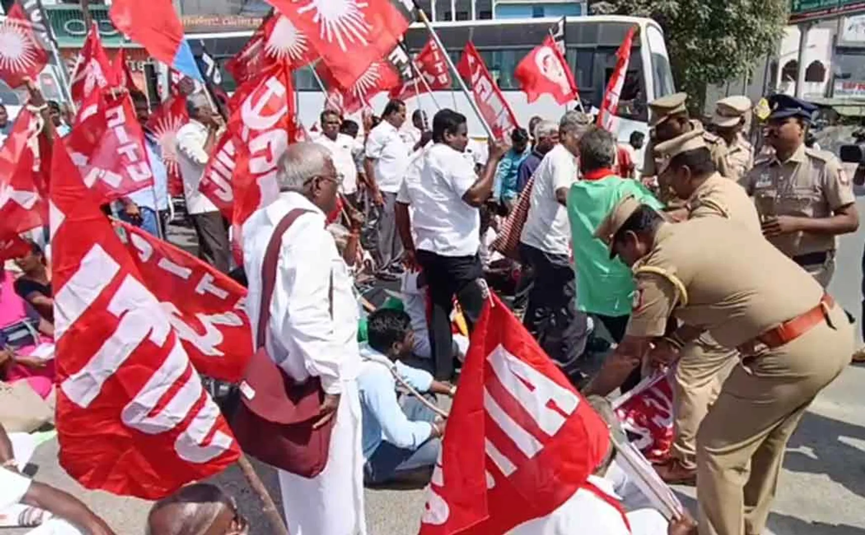 Road blockade on behalf of all central trade unions