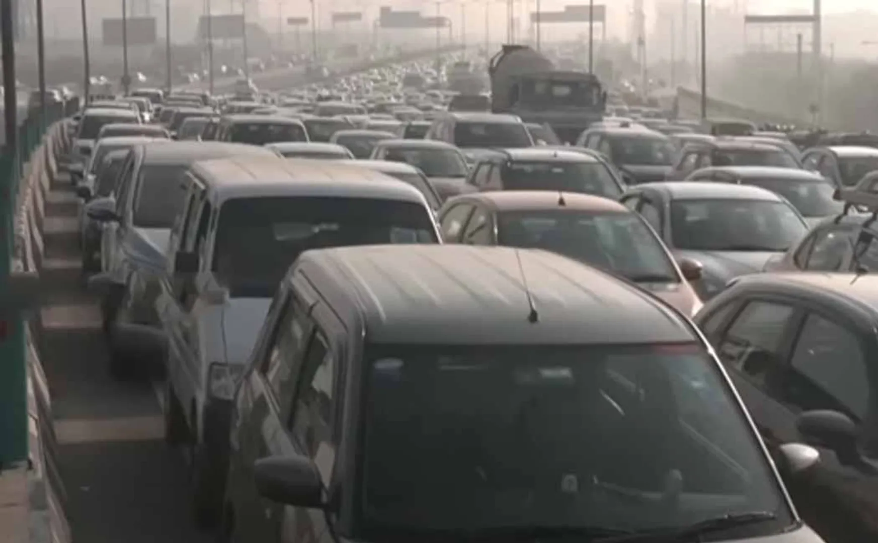 Farmers struggle Traffic jam at Delhi-Uttar Pradesh border