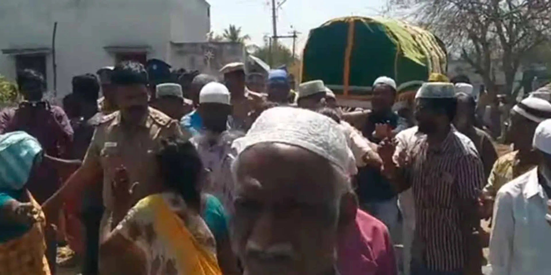 Clash between two sides near Mettur; police presence
