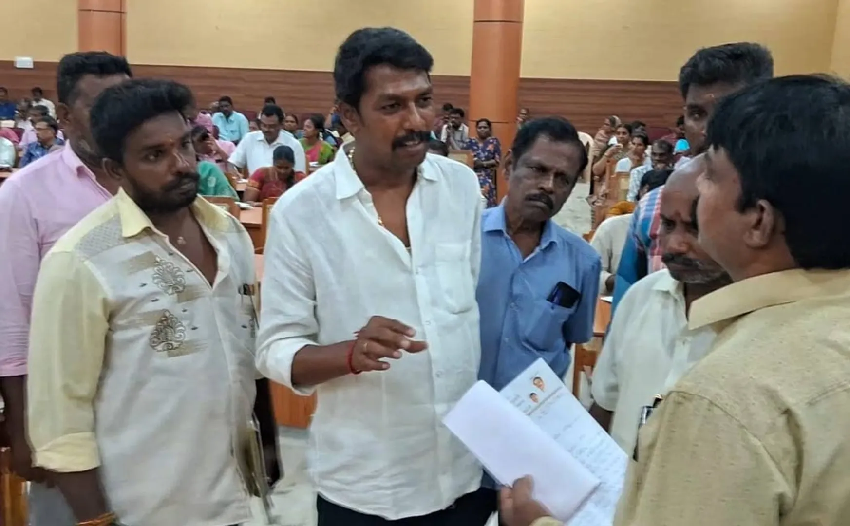 There is no doctor in the veterinary hospital in Trichy Palakarai