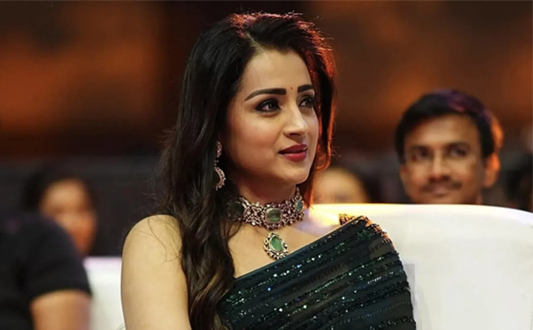 trisha issue notice to admk av raju 