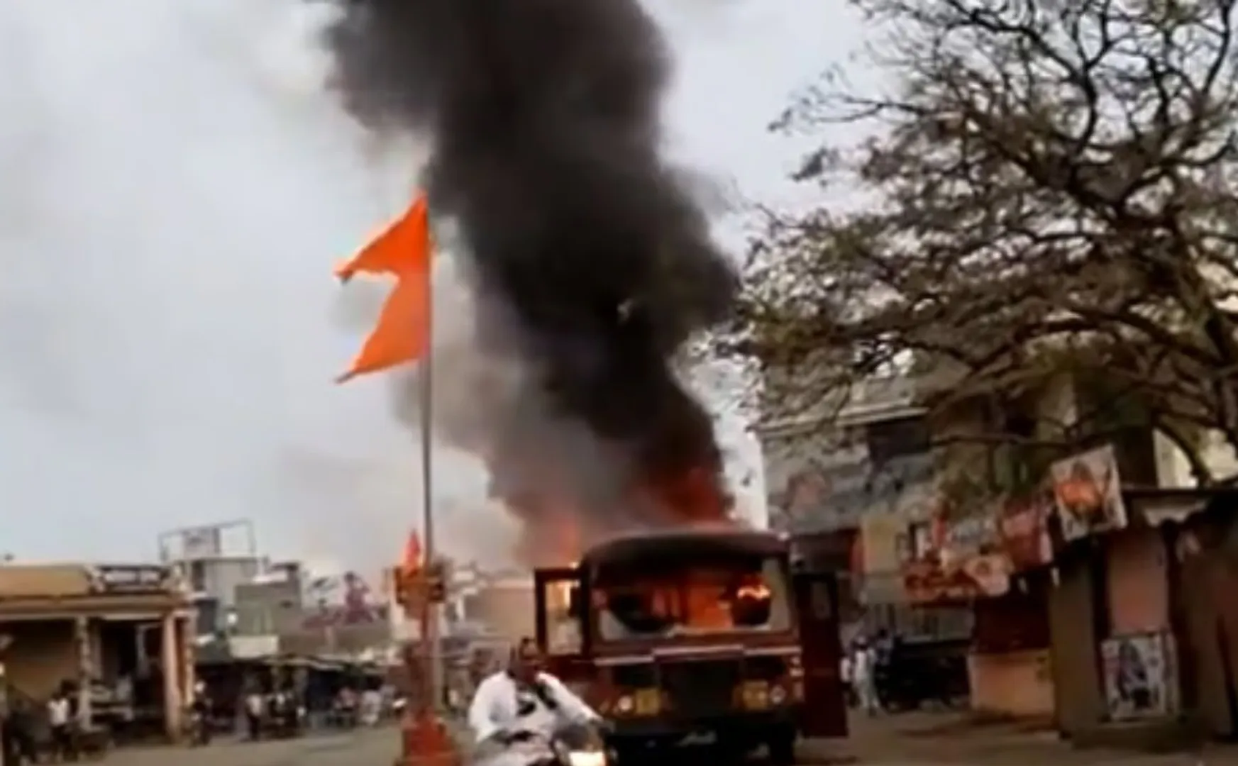 The struggle broke out again and Set fire to the government bus in maharashtra