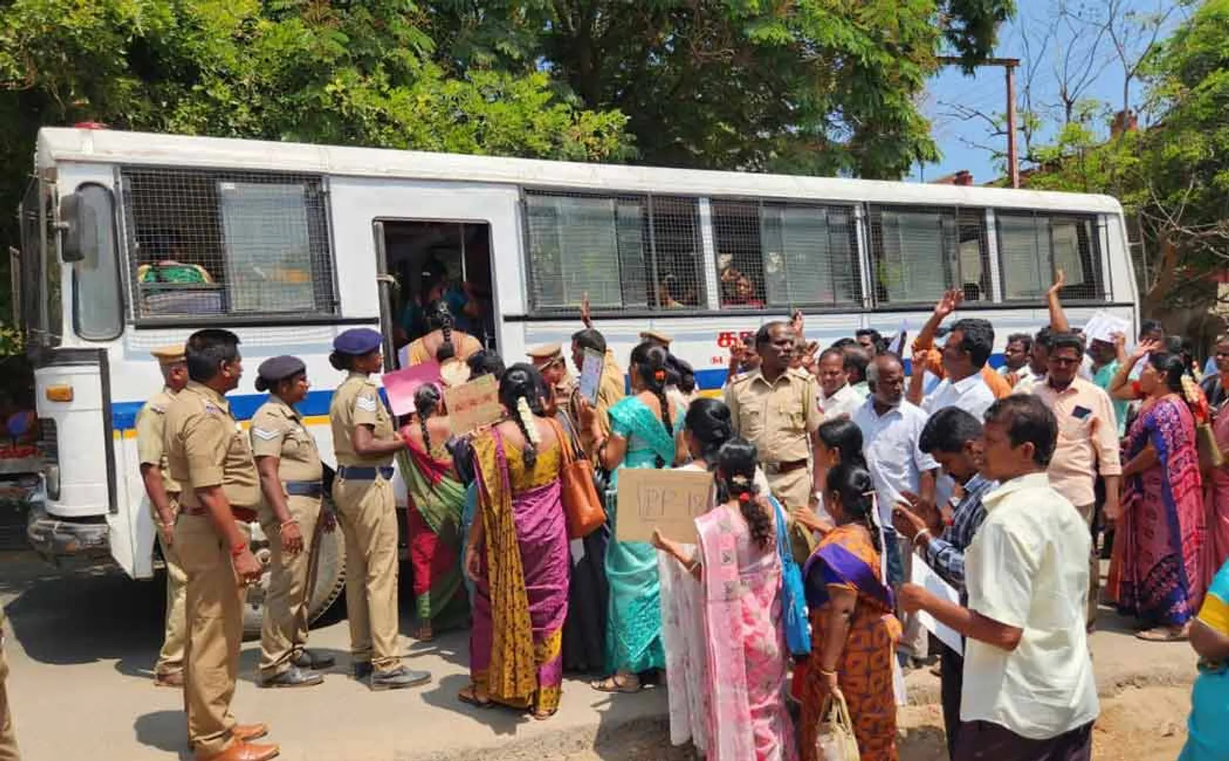 136 teachers who went to besiege the education department office were arrested