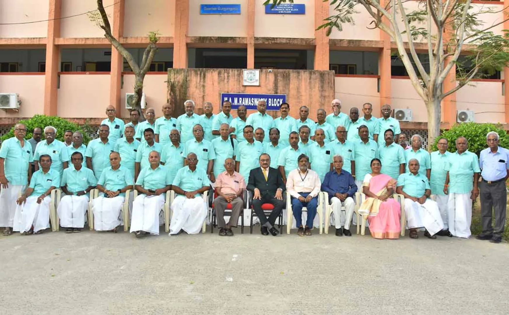 ‘மீண்டும் கல்லூரிக்கு போகலாம்’ - குடும்பத்தினருடன் பொன்விழாவை கொண்டாடிய முன்னாள் மாணவர்கள்!