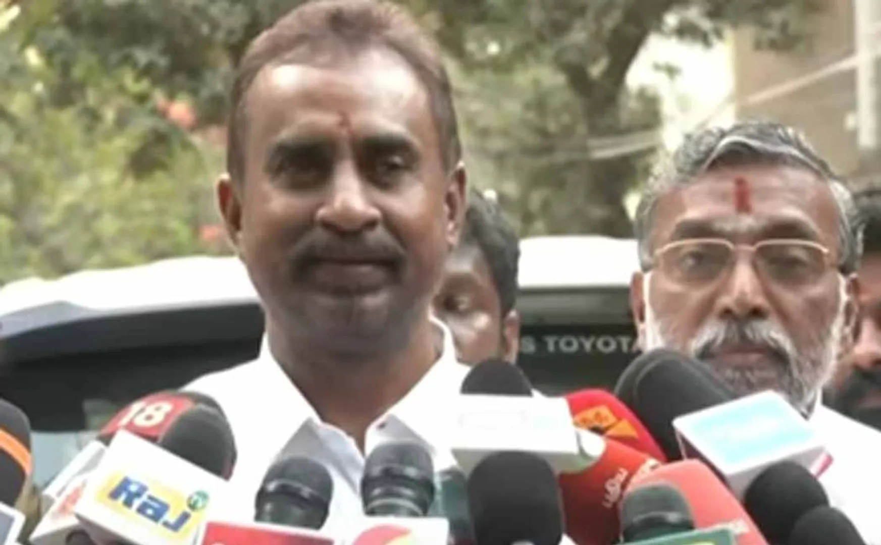 DMDK - ADMK Alliance sure Sp Velumani 
