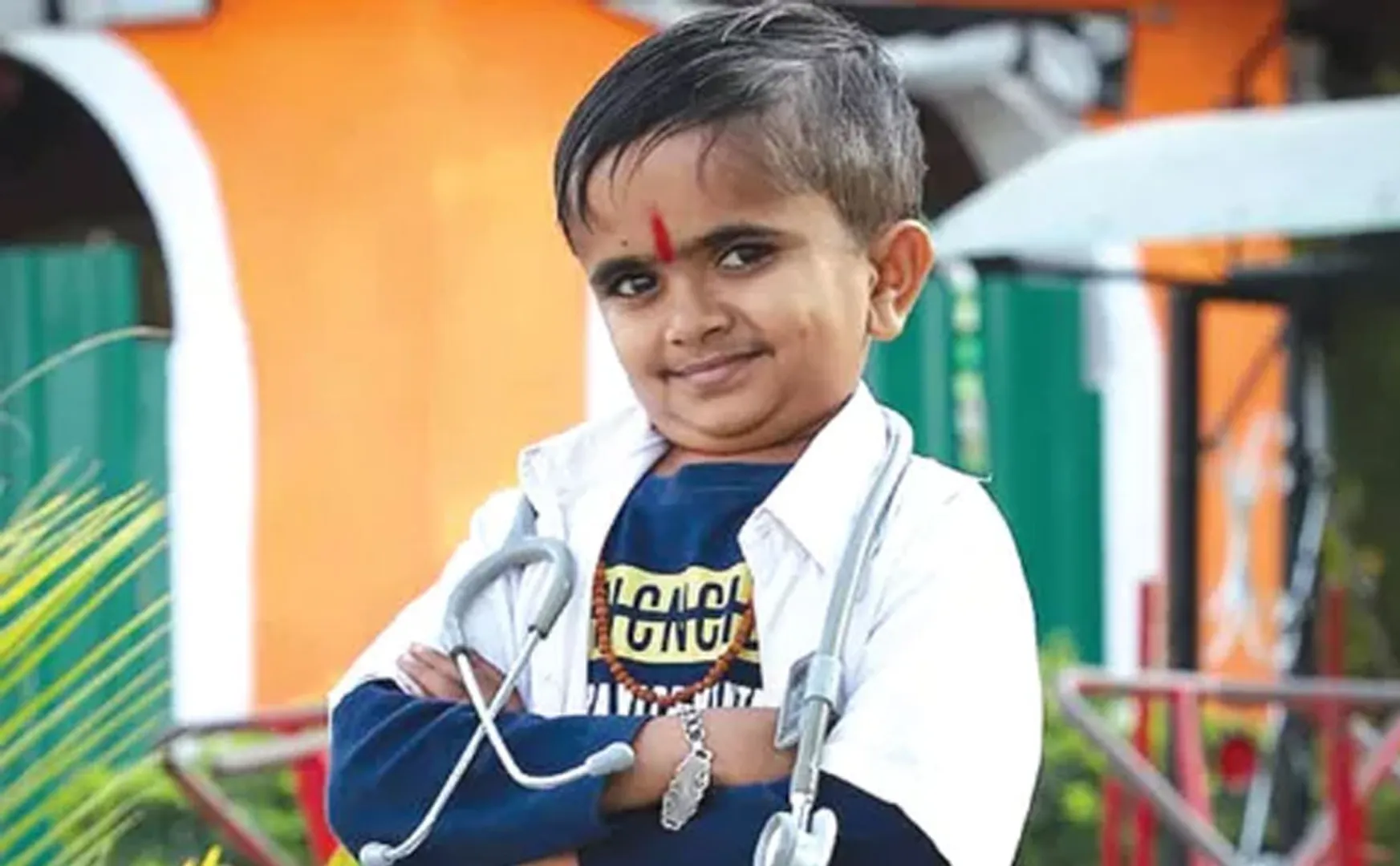 The world's shortest man holds the record to become doctor