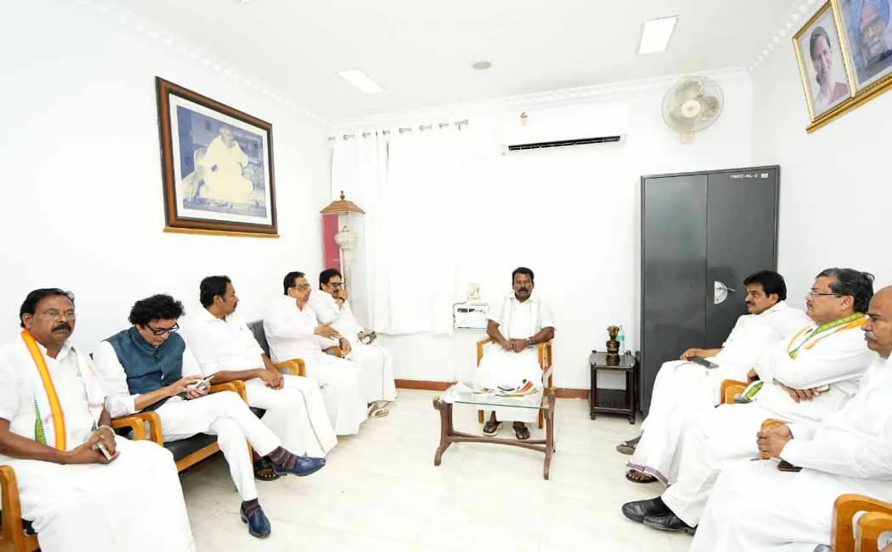 A signed contract for seats for Congress at dmk alliance