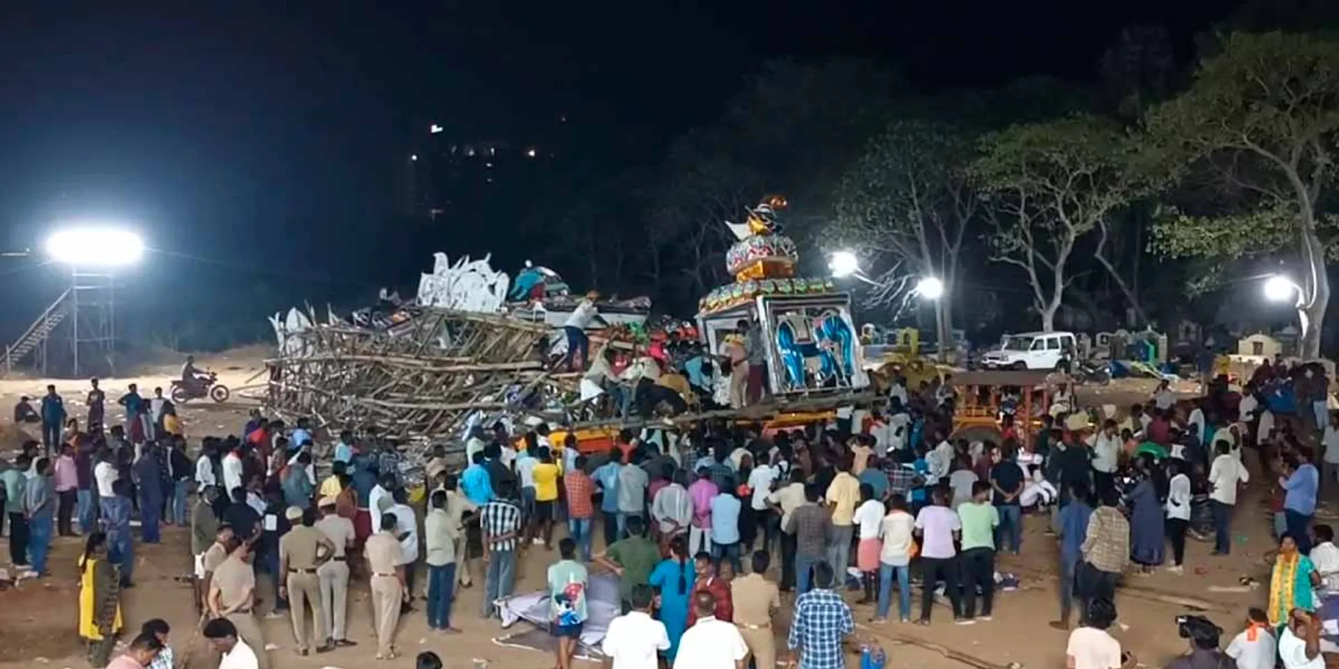 The chariot that came grand and collapsed miserably; Tragedy at the funeral ceremony
