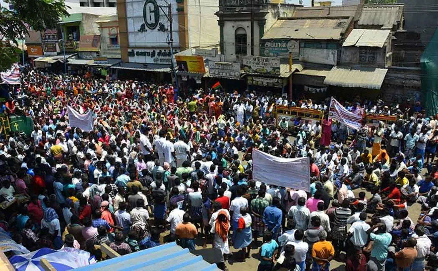 struggle of people claiming that driver was incident by policemen in Tenkasi