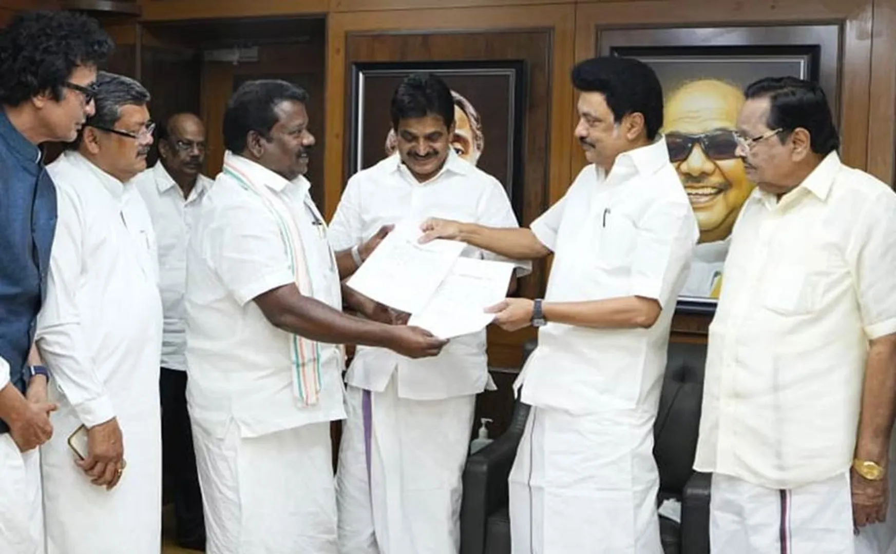 Signed contract on Which constituencies for Congress