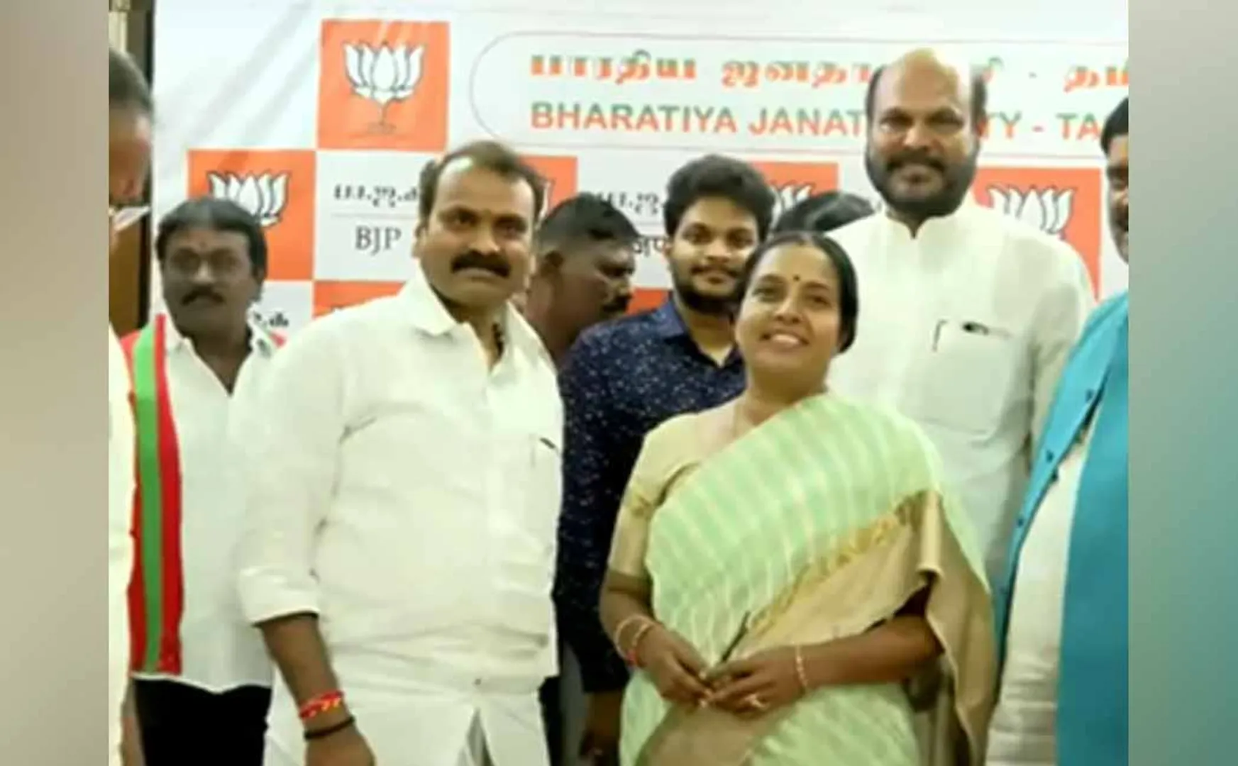 BJP  TMMK. Alliance agreement signed between
