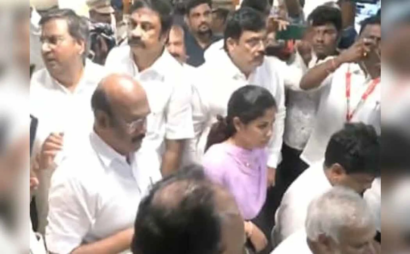 Argument between AIADMK and DMK while filing nomination 