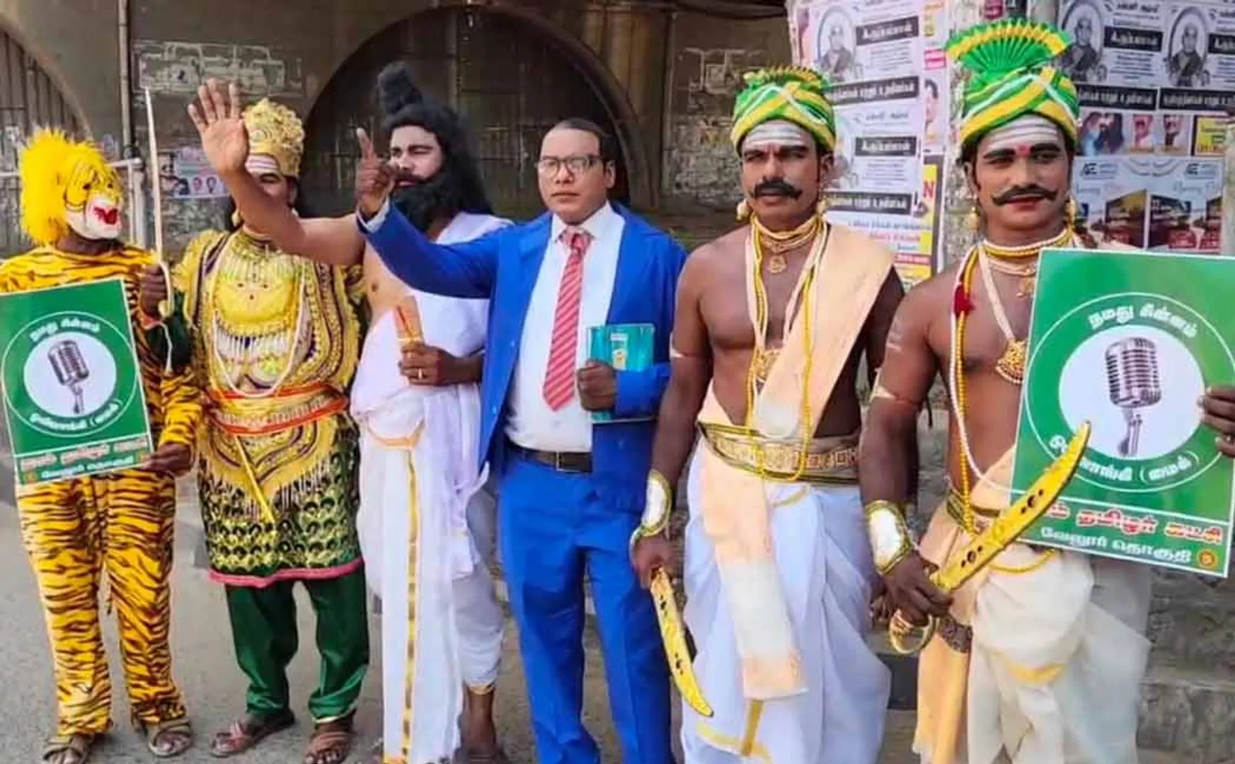 வித்தியாசமான முறையில் வேட்புமனு தாக்கல் செய்ய வந்த நாதக வேட்பாளர்