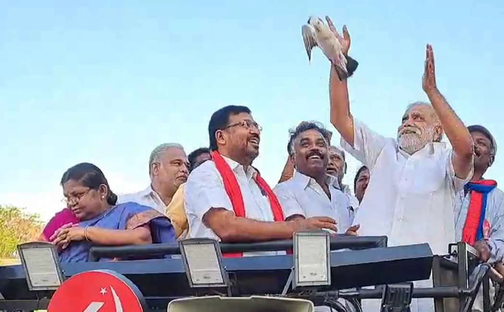 Minister I.Periyasamy who collected votes in the traditional manner