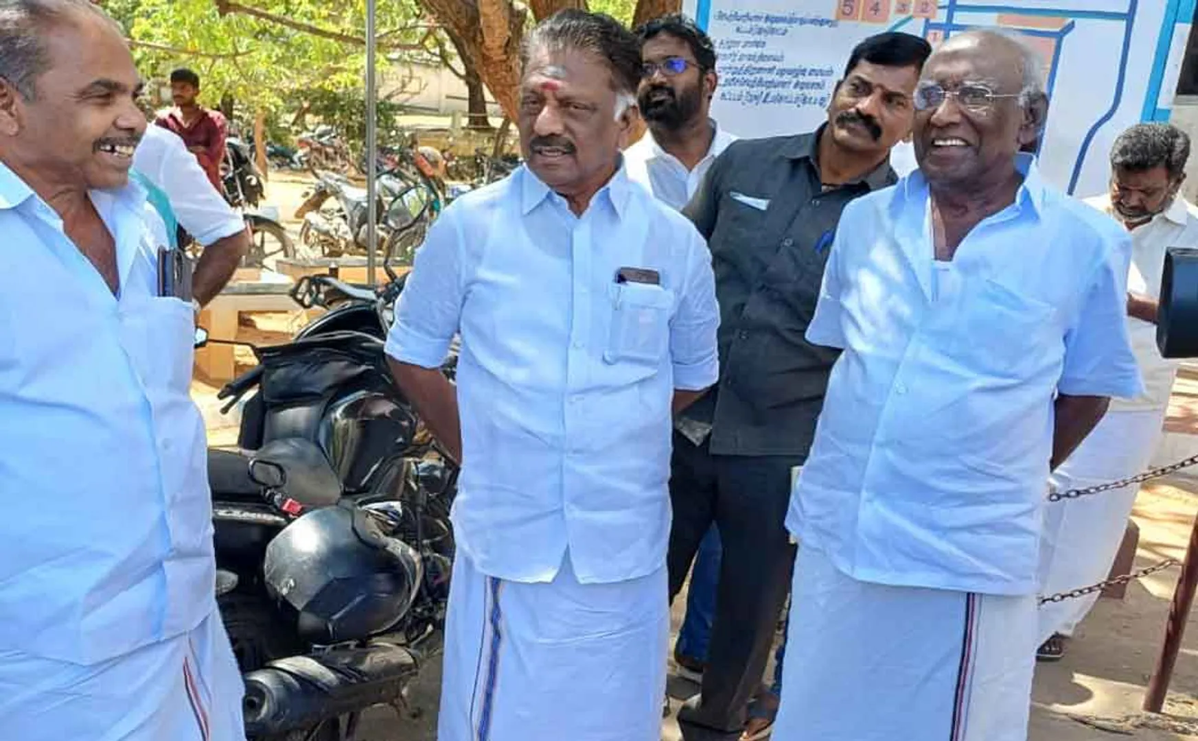 OPS waiting for tTV Dinakaran on under the tree 