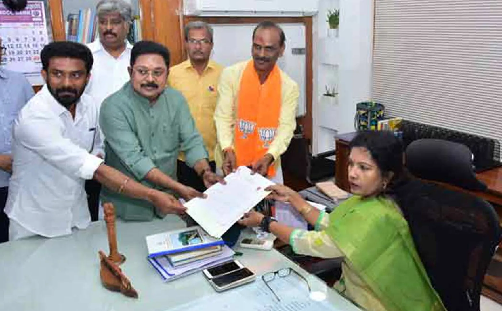 ​  TTV Dhinakaran nomination is on hold for an hour [Click and drag to move] ​