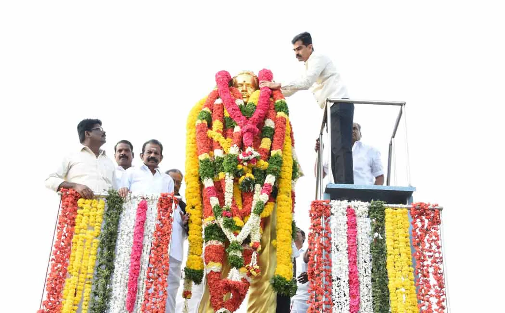 Durai Vaiko honors statue of late industrialist KN Ramajayam