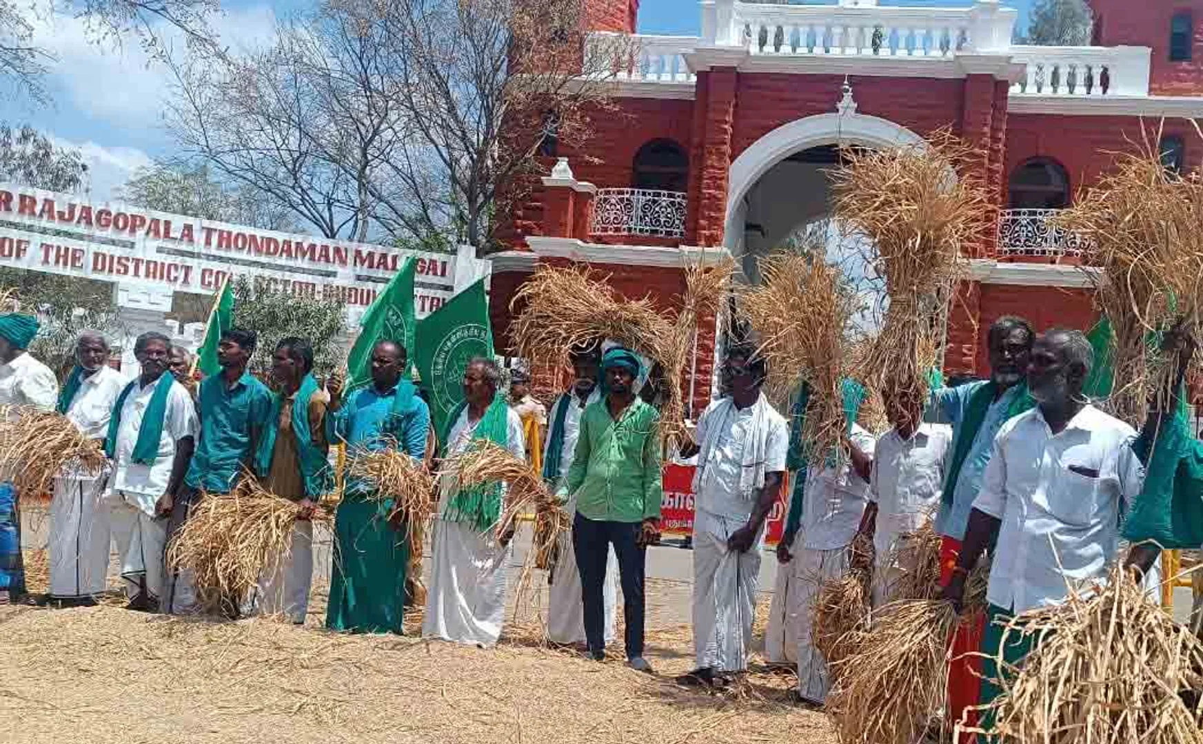 Farmers struggle at Pudukkottai District Collectorate
