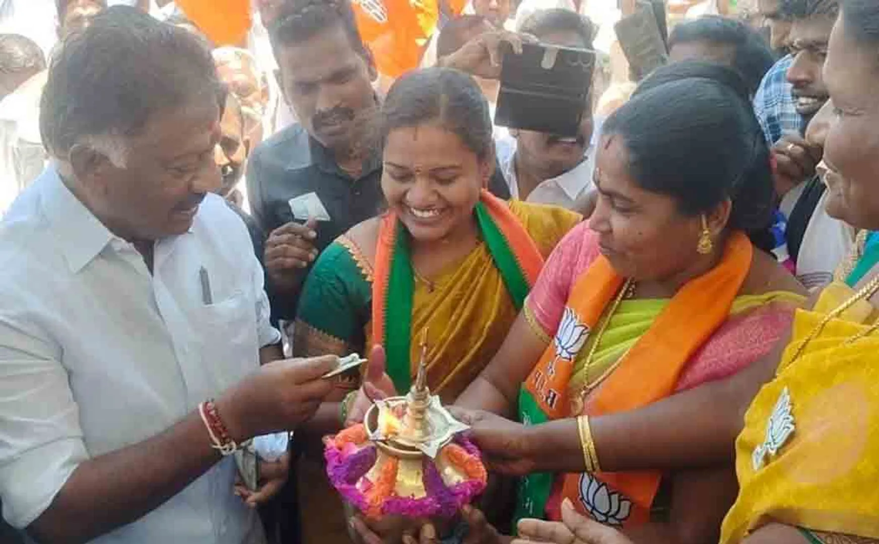 Complaint against OPS which gives Rs 1500 to women  BJP women team