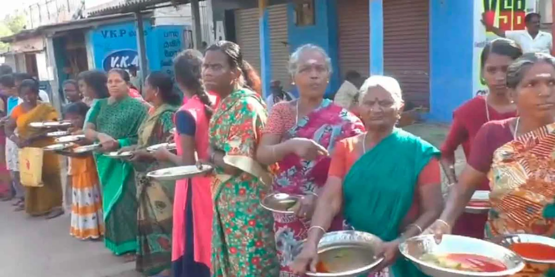 'Is it 50 rupees for waiting so long?'- Argument in AIADMK meeting