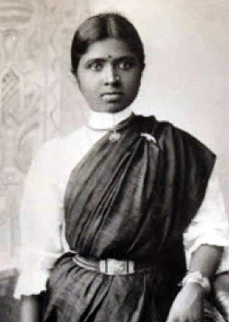 /idhalgal/eniya-utayam/dr-muthulakshmi-who-cut-habit-burning-dr-manjula