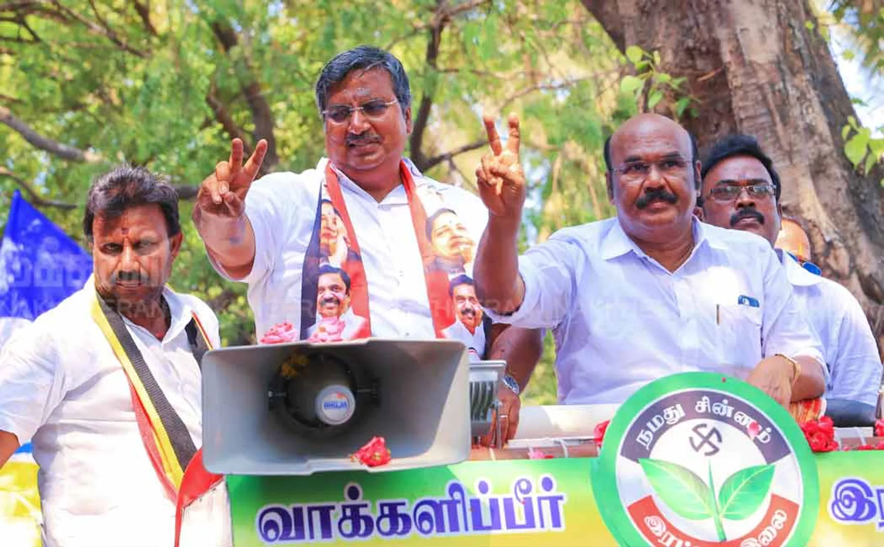 Jayakumar gathers votes by sewing clothes and supporting ADMK candidate (Pictures)