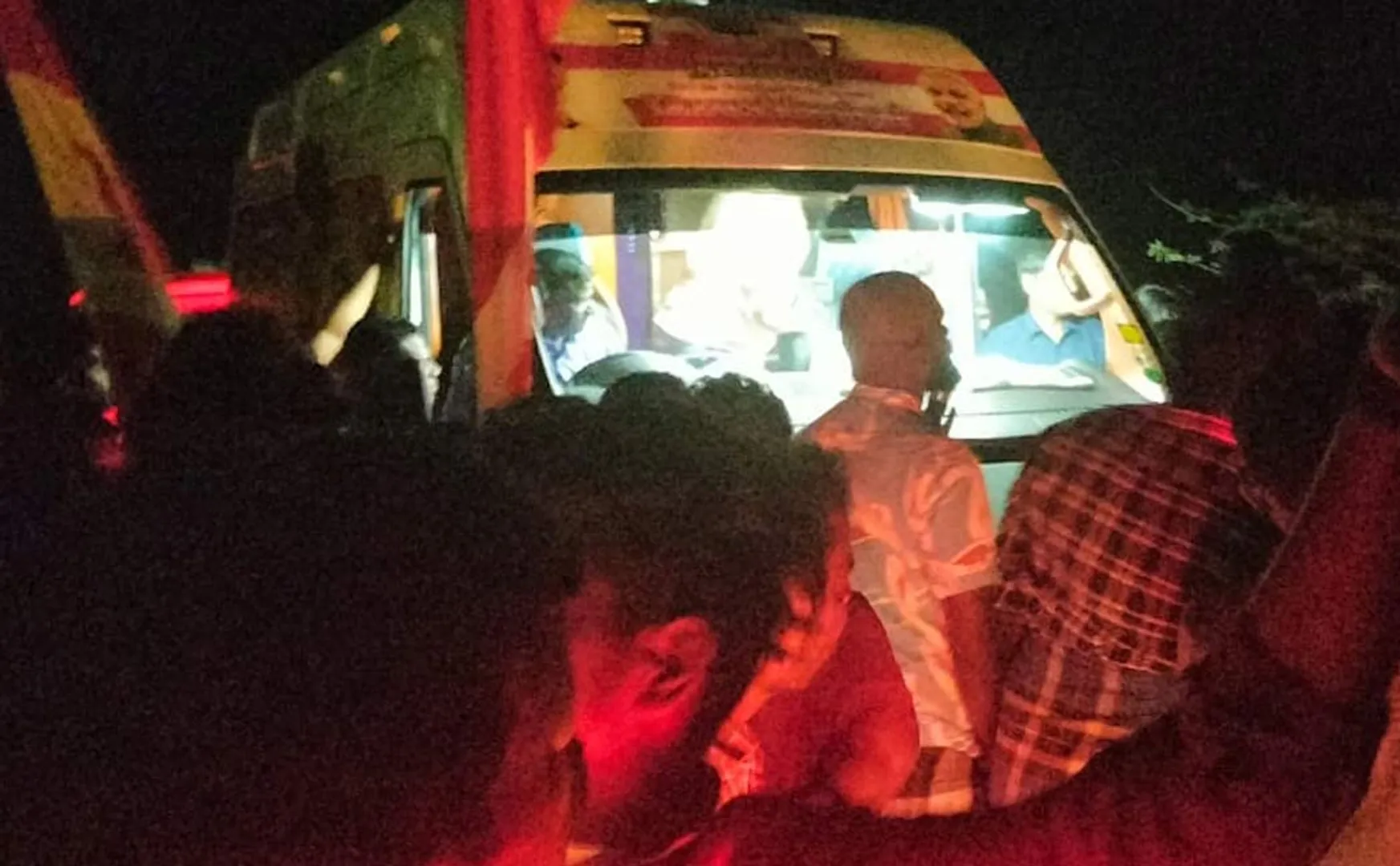 Youths intercepted Paarivendhar car at night in Musiri