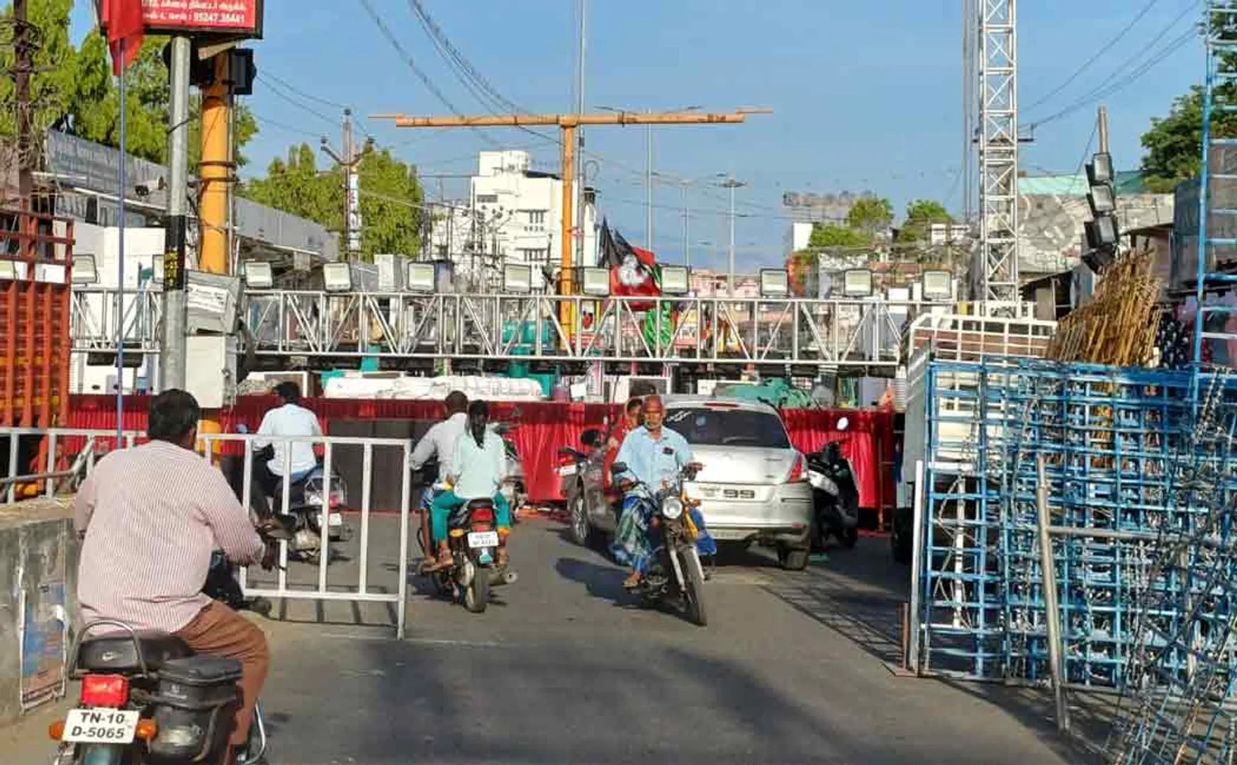 People will suffer if block the road in Dindigul and set  campaign for eps 