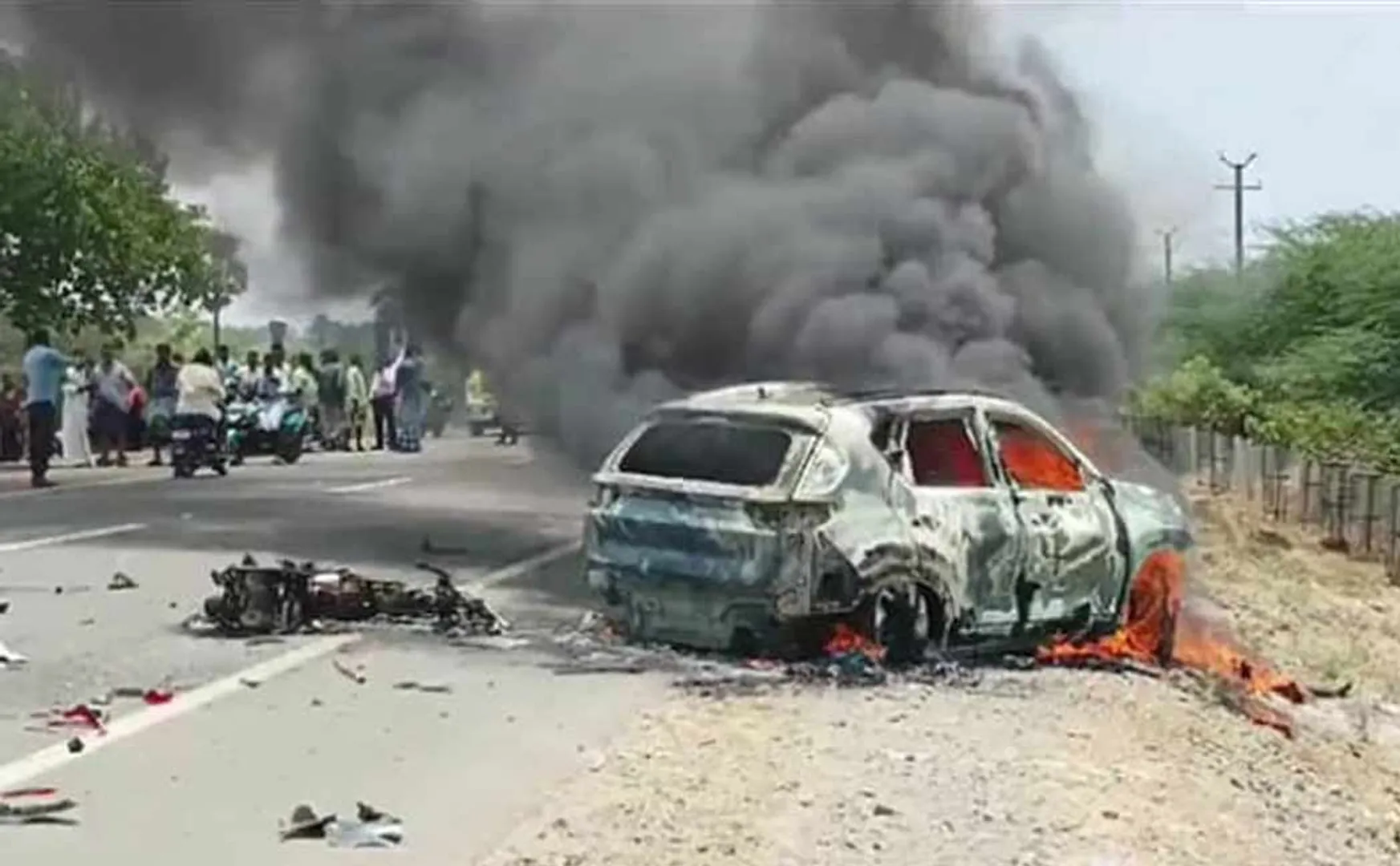 Cars burned in the middle of the road due to a series of accidents