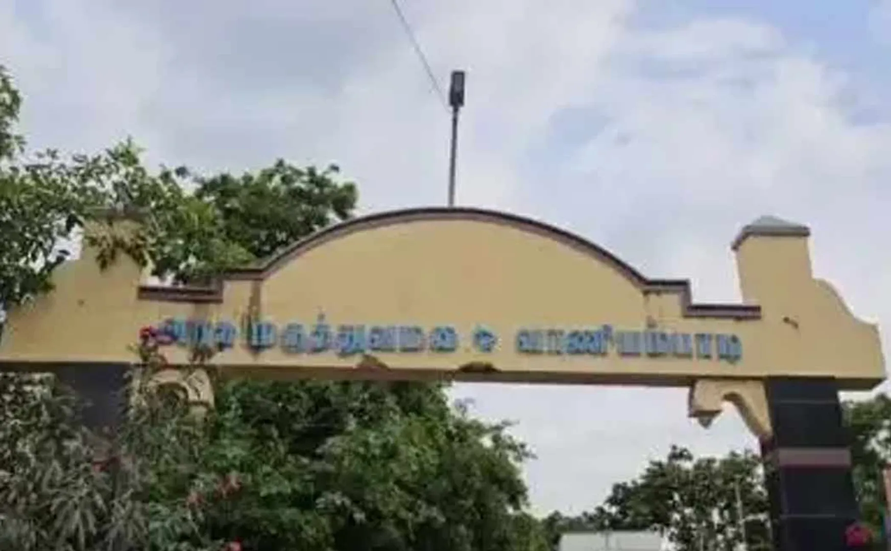 Bad smell wafting from Vaniyambadi Government Hospital