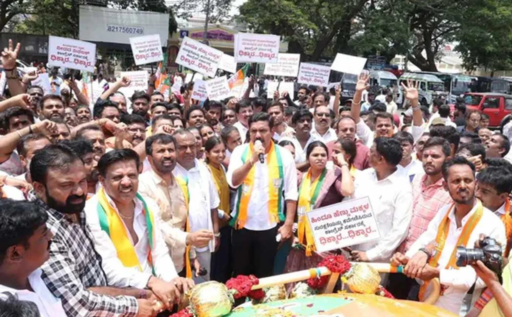 BJP protest in support of Congress councillor on College student incident in karnataka