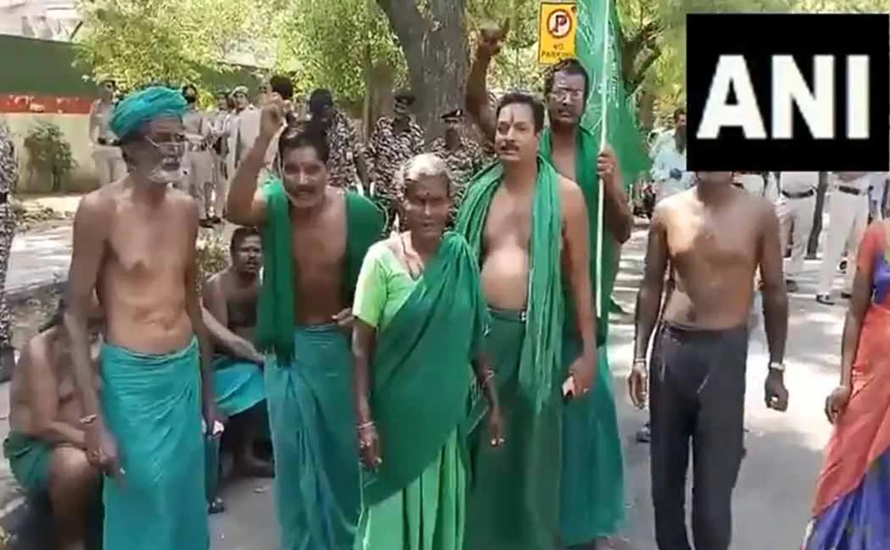 Tamil Nadu farmers struggle in Delhi