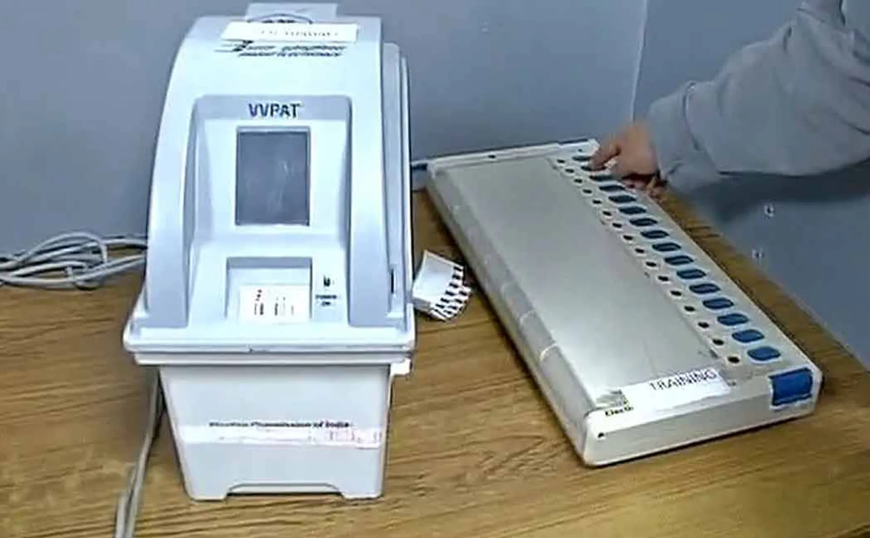 The Supreme Court ordered the Election Commission officer to appear