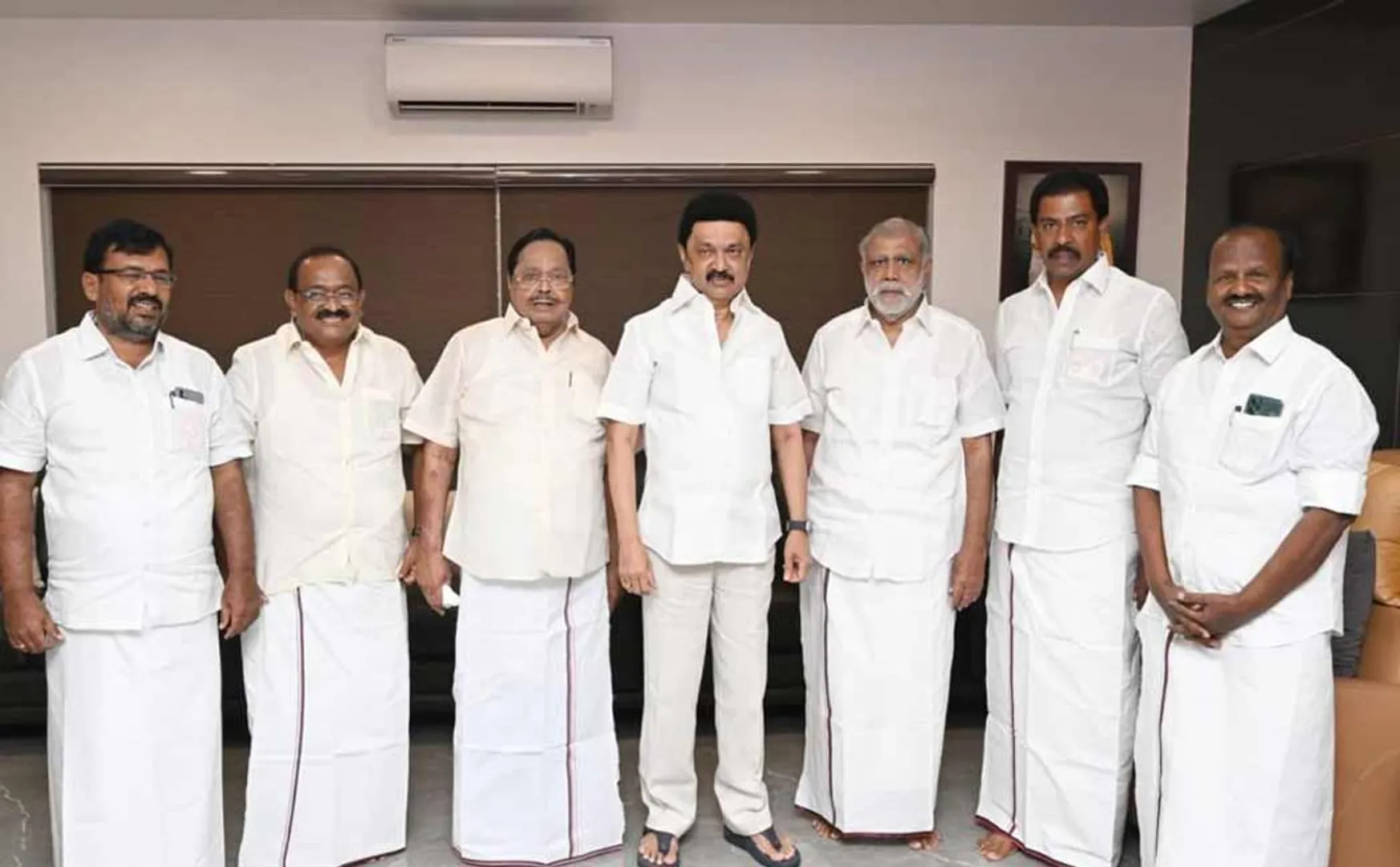Chief Minister Stalin congratulates Dindigul candidate Sachithanantham