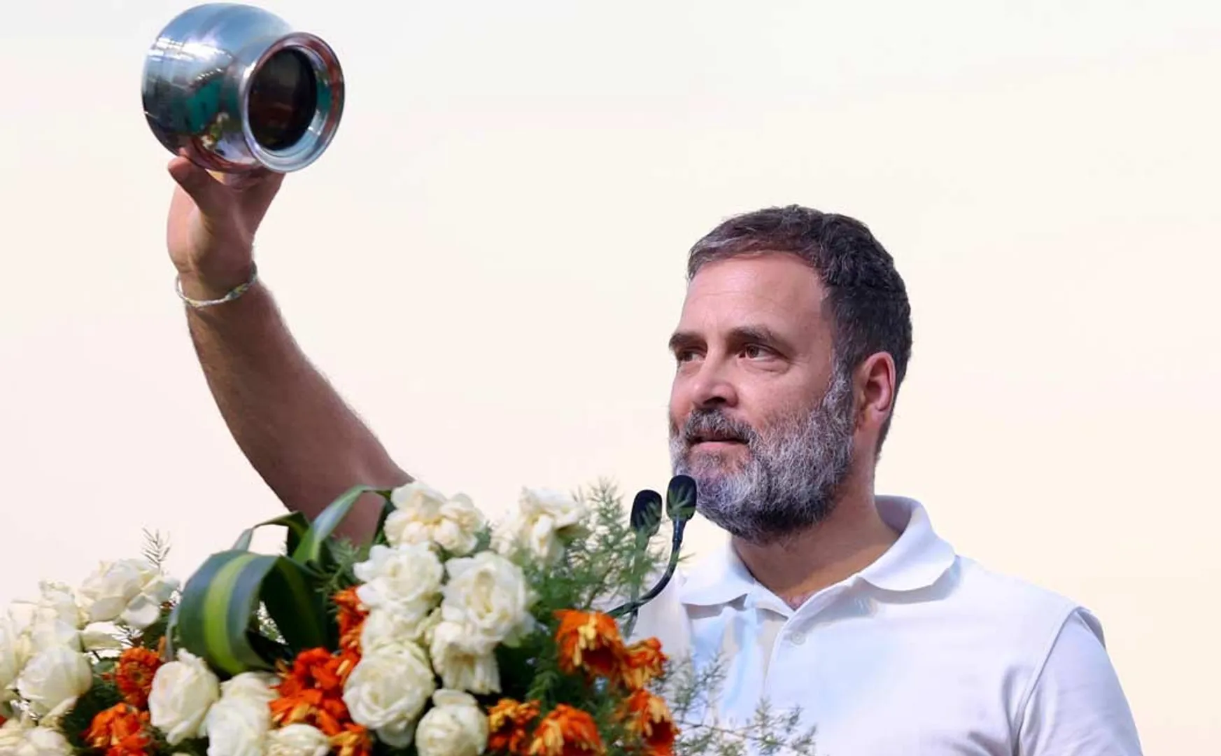 Rahul Gandhi taunted by comparing BJP's poetry with empty anvil!