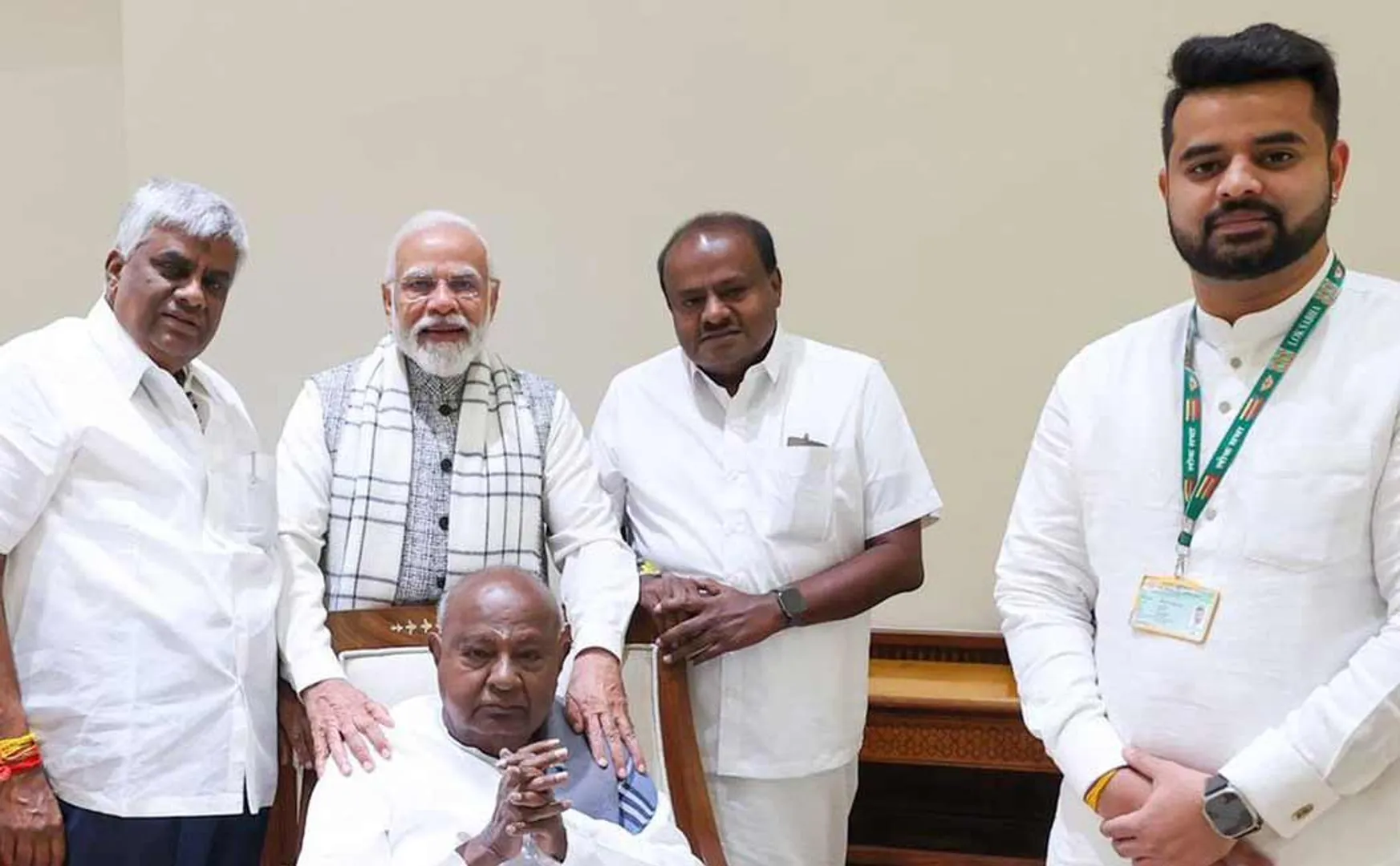 Controversial BJP alliance candidate and devegowda grandson for Over 2000 videos? 