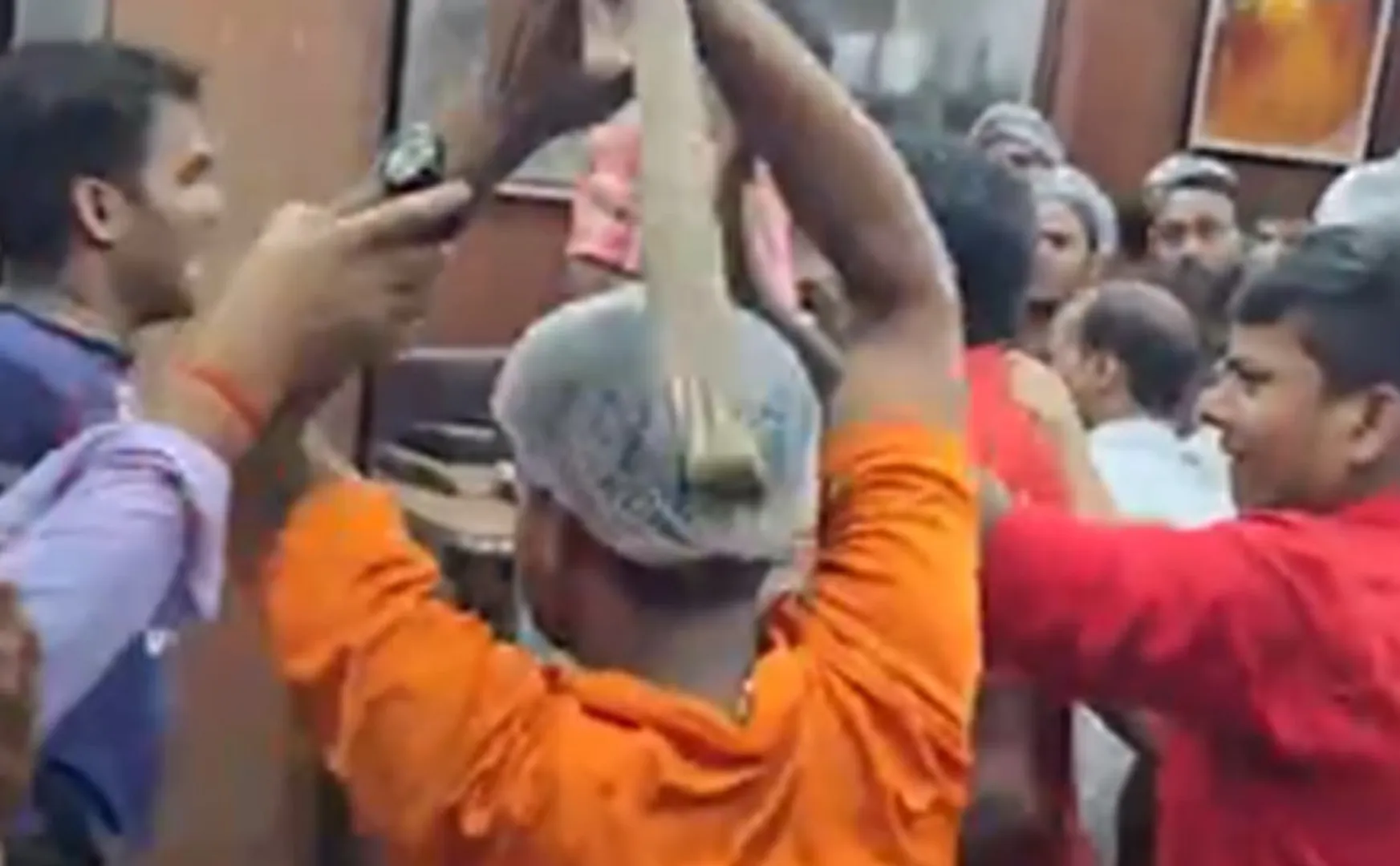 Northern workers incident youths who came to eat at the chennai hotel