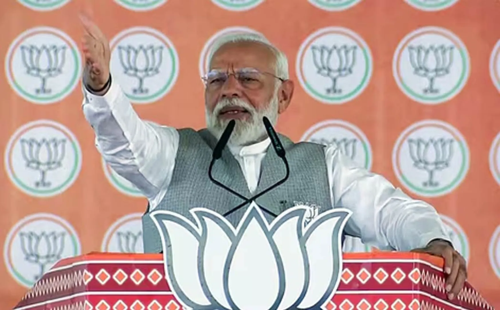 PM Modi criticized Congress and Pakistan