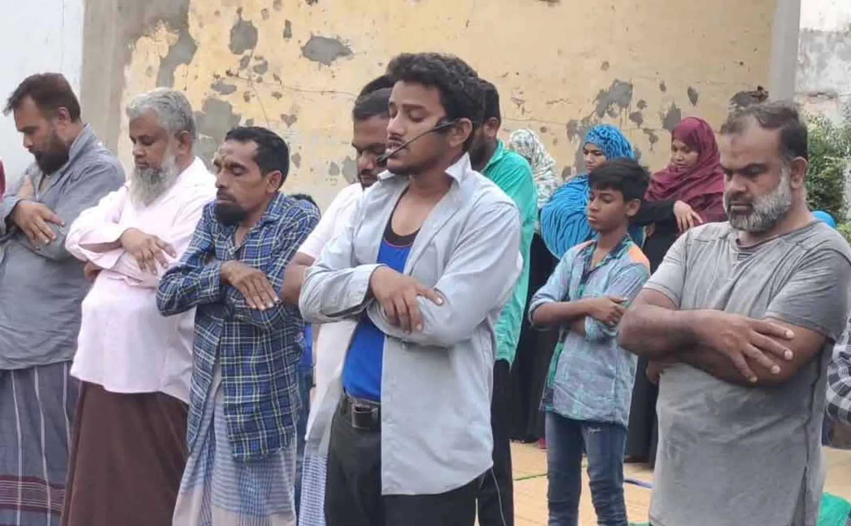 Muslims pray for heavy rain and special prayer