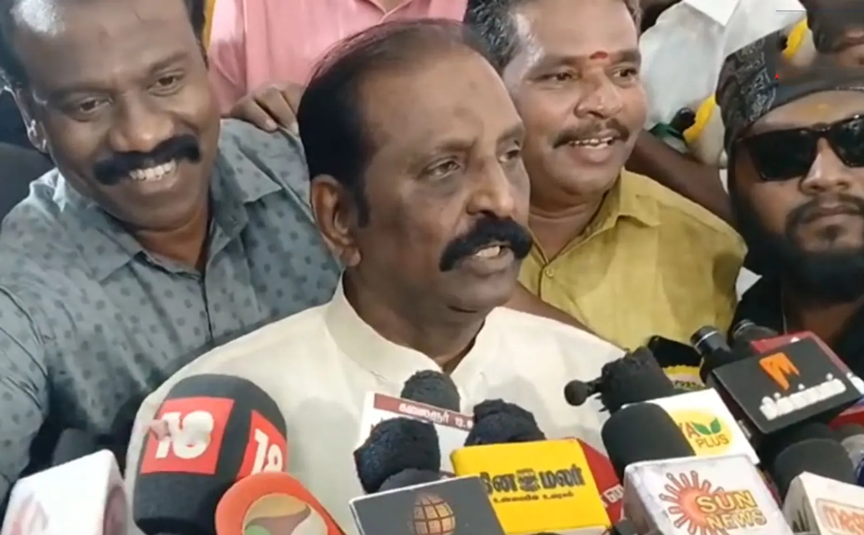 vairamuthu did not answer to ilaiyaraja issue question