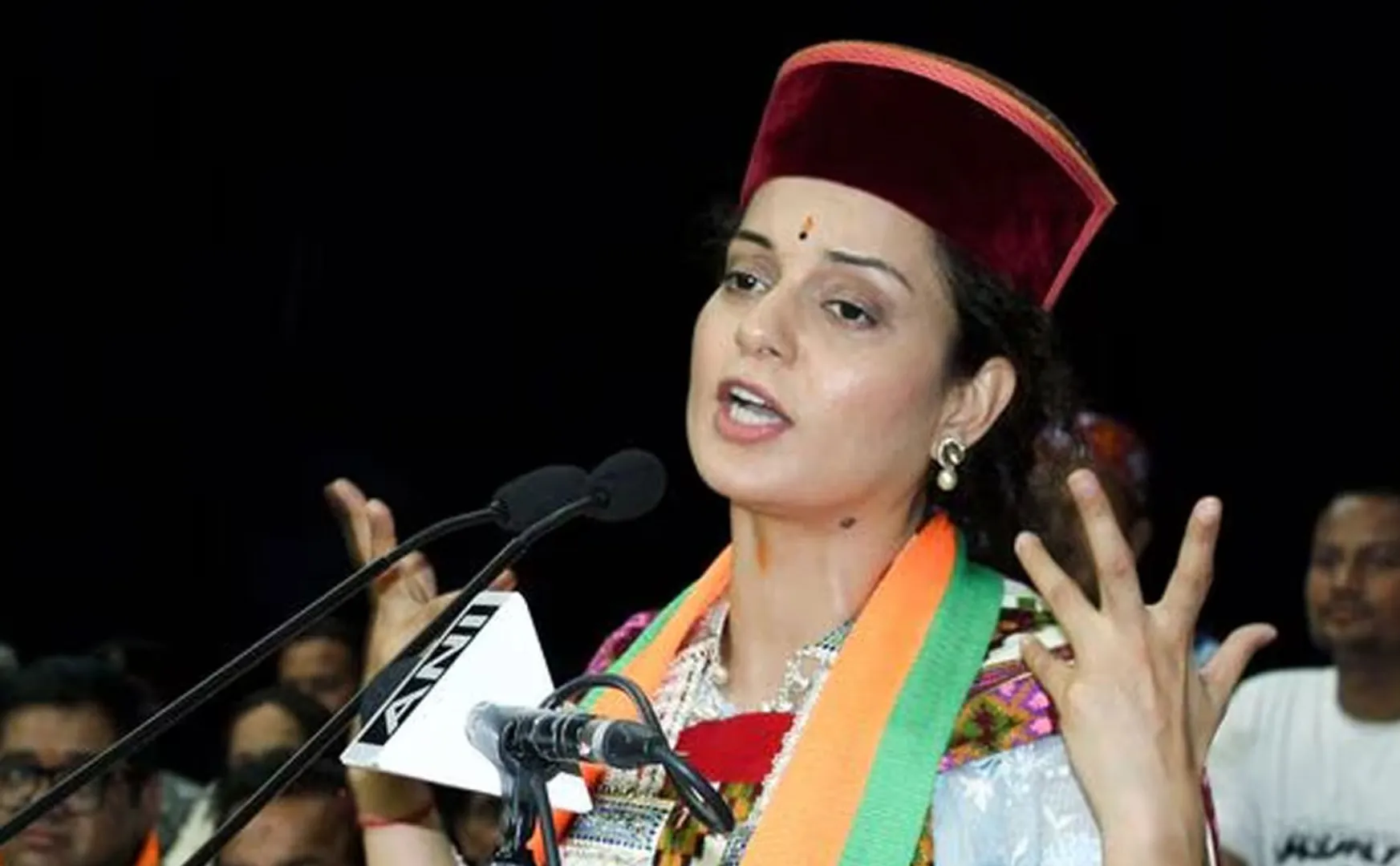 kangana ranaut compare himself to amitabh bachan and his film carrier