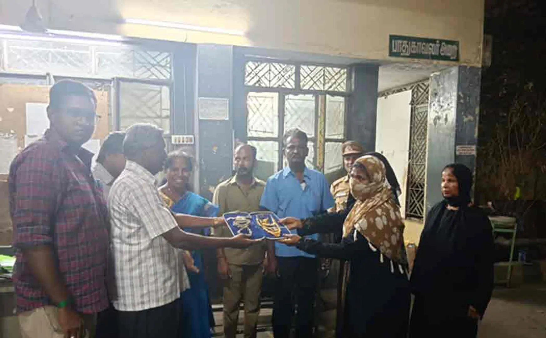 Safe delivery of jewellery to women who lost her jewelry bag in the bus