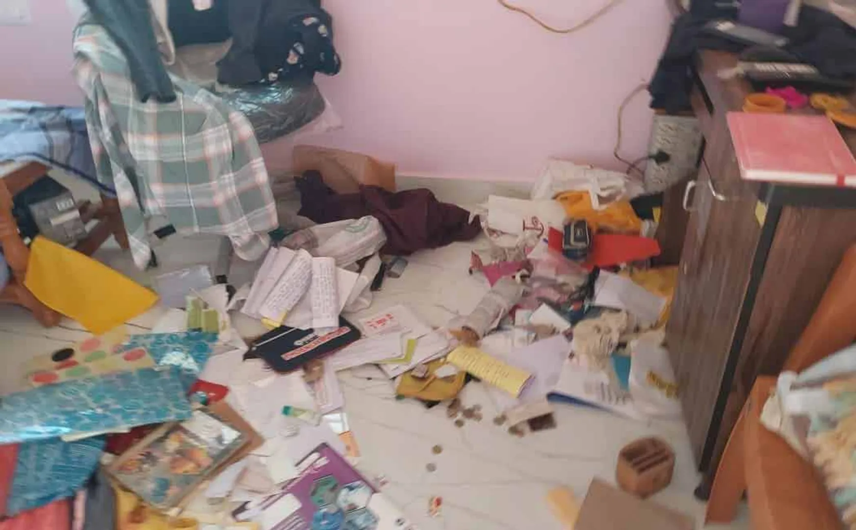 Robbery in two consecutive houses in Manachanallur 