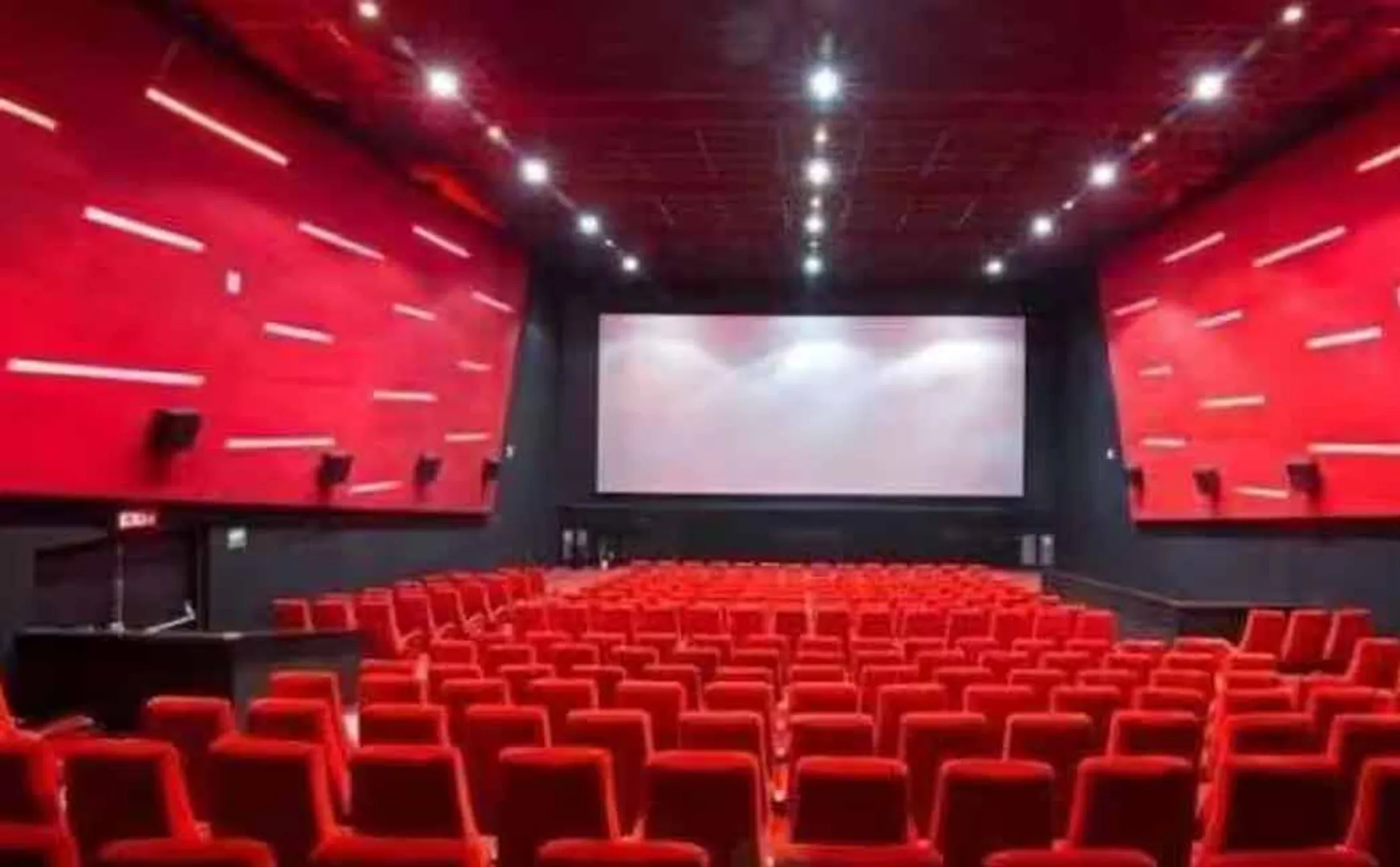 youth beaten the cinema theatre workers asking why chips are powdery