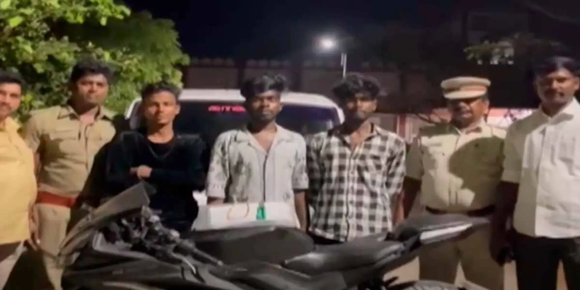serial robbery with a knife; Three arrested