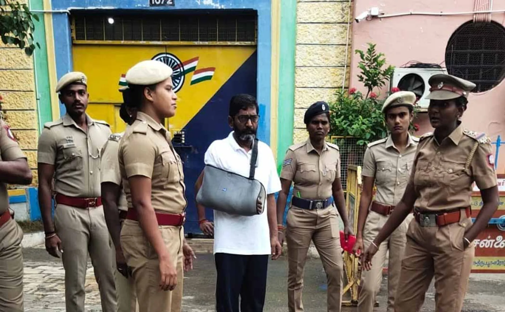 They told me to apologize savukku Shankar complains about women guards