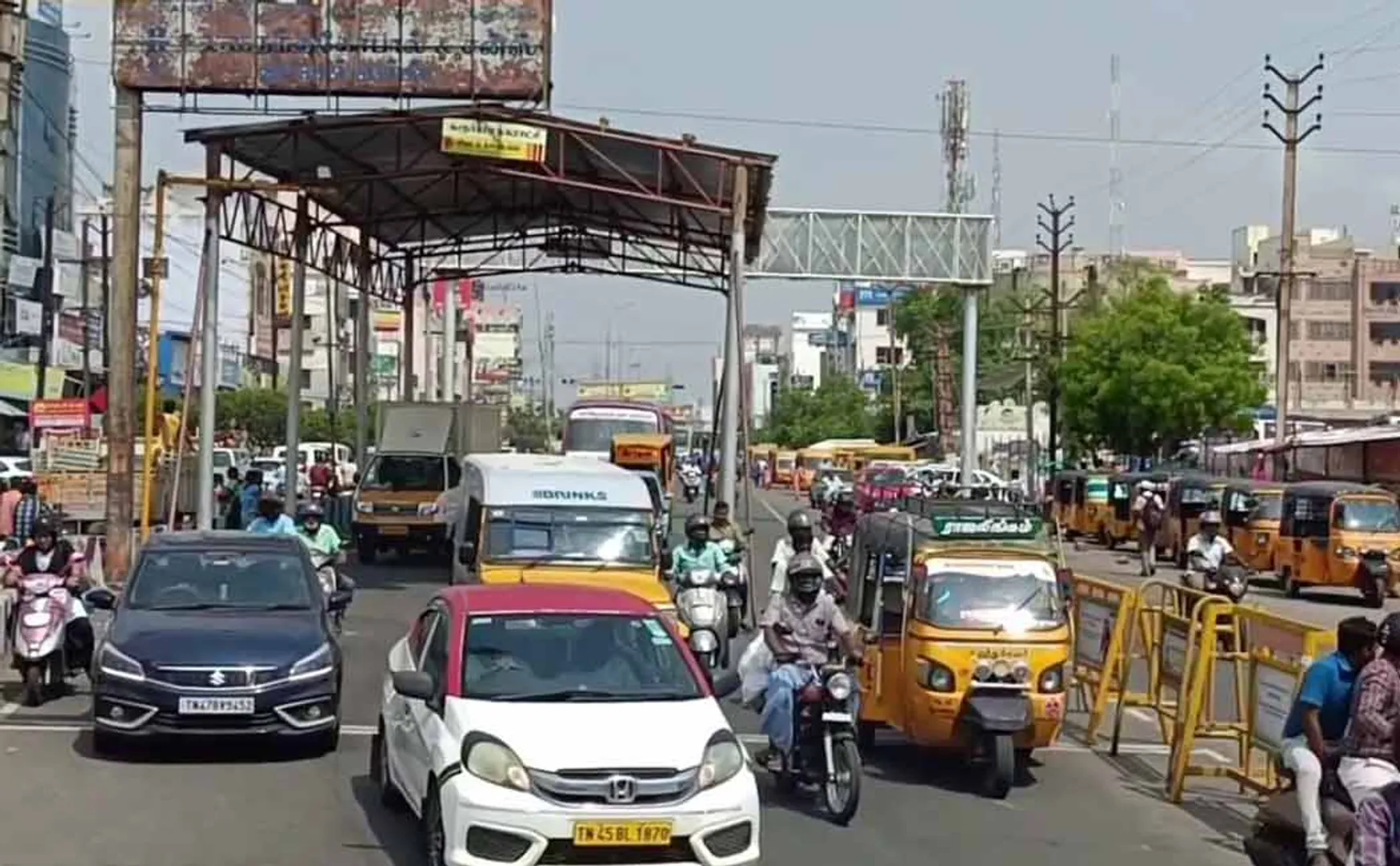  Karur Corporation has put up a roof on  traffic signal by accepting demands of  people