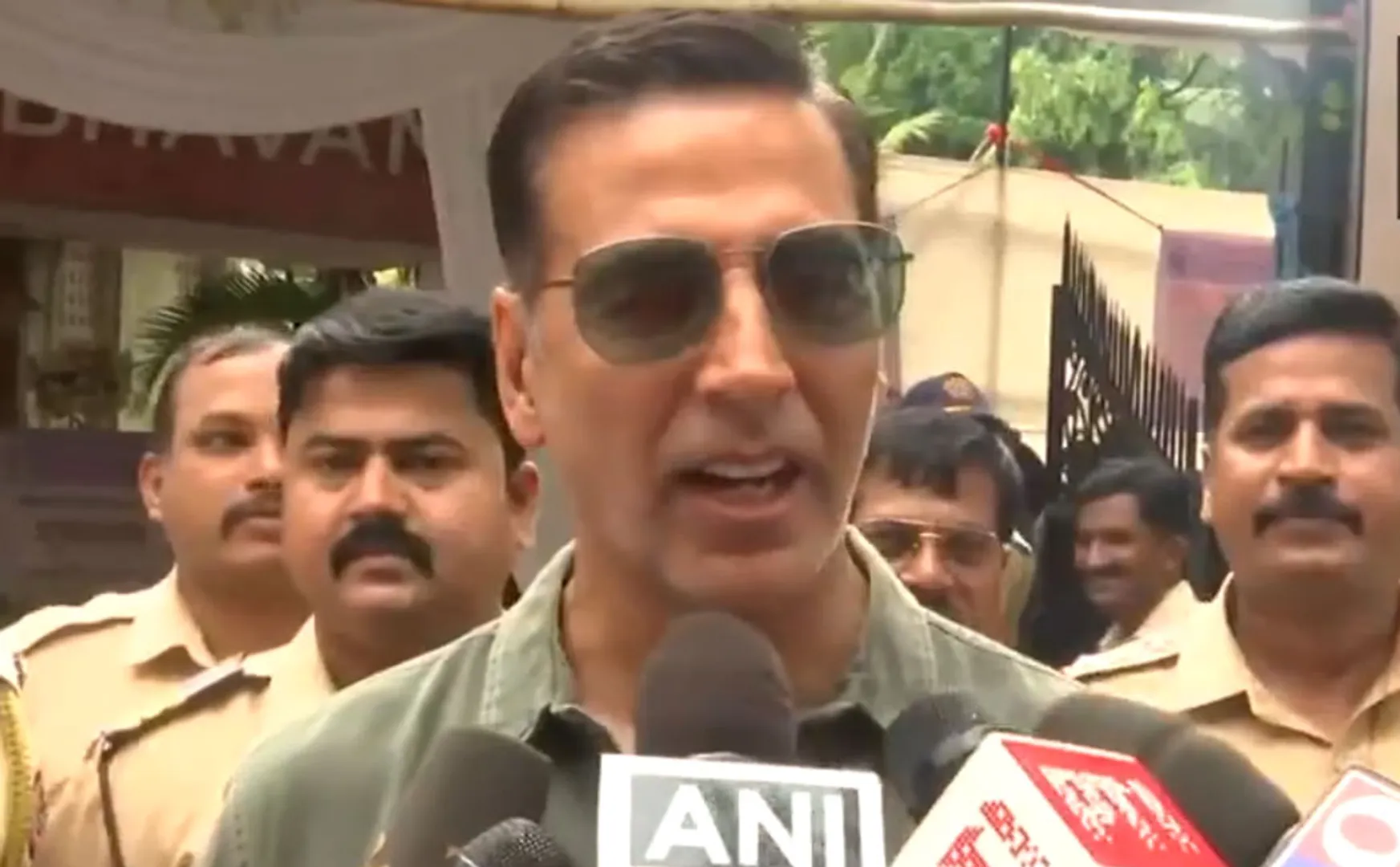 Akshay Kumar voted first time after getting Indian citizenship